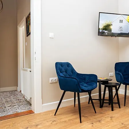 Ester's Bed & Breakfast 3*